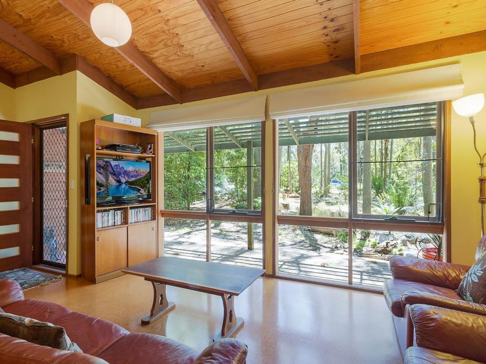 Caseys Pet Friendly Beach Cottage House in Mystery Bay
