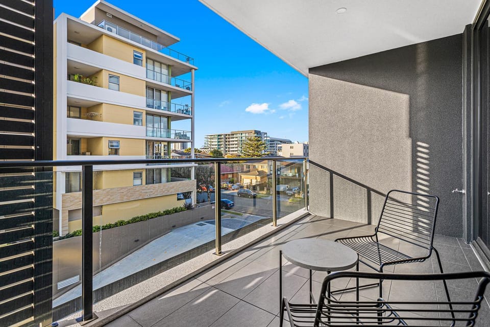 Balcony/Terrace, Street view