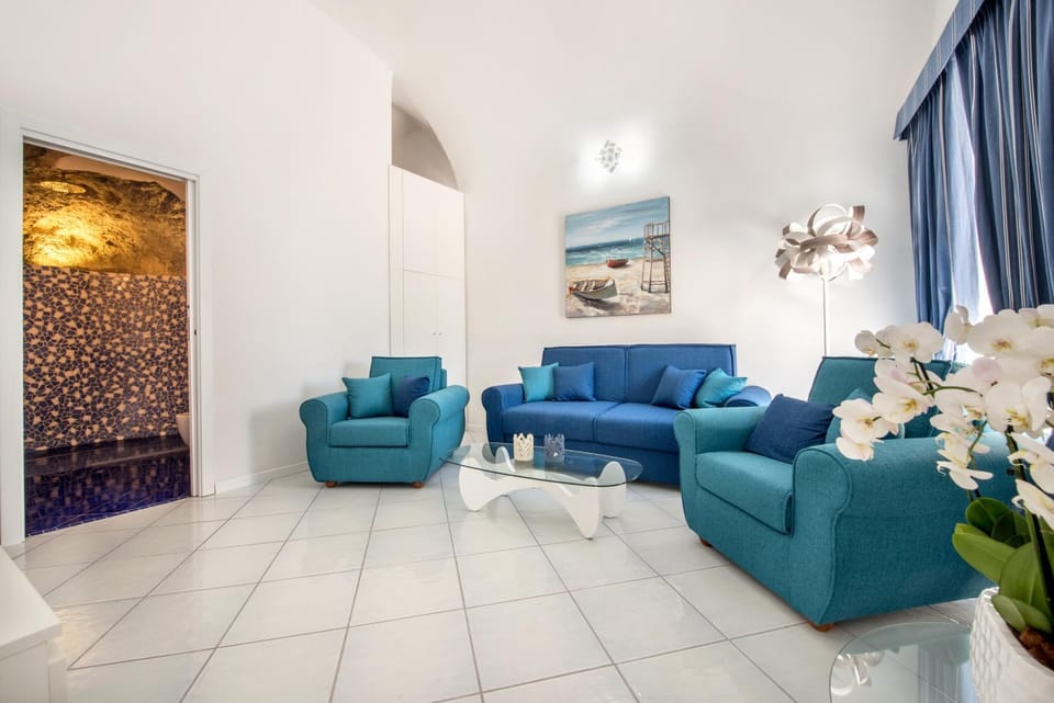 Communal lounge/ TV room, Living room, Seating area