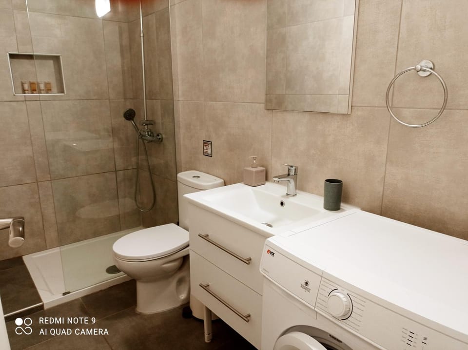 Shower, Toilet