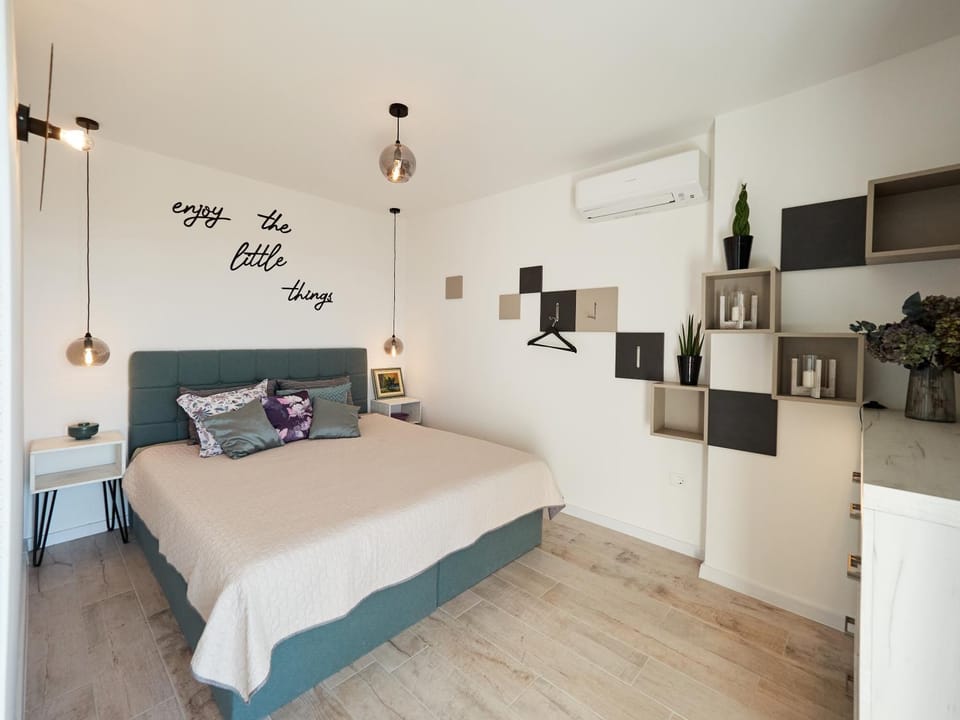 Bed, Photo of the whole room, Bedroom, air conditioner