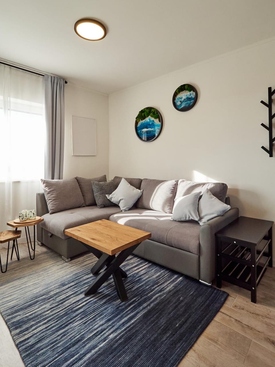 Bed, Lounge or bar, Decorative detail, Decorative detail, Seating area