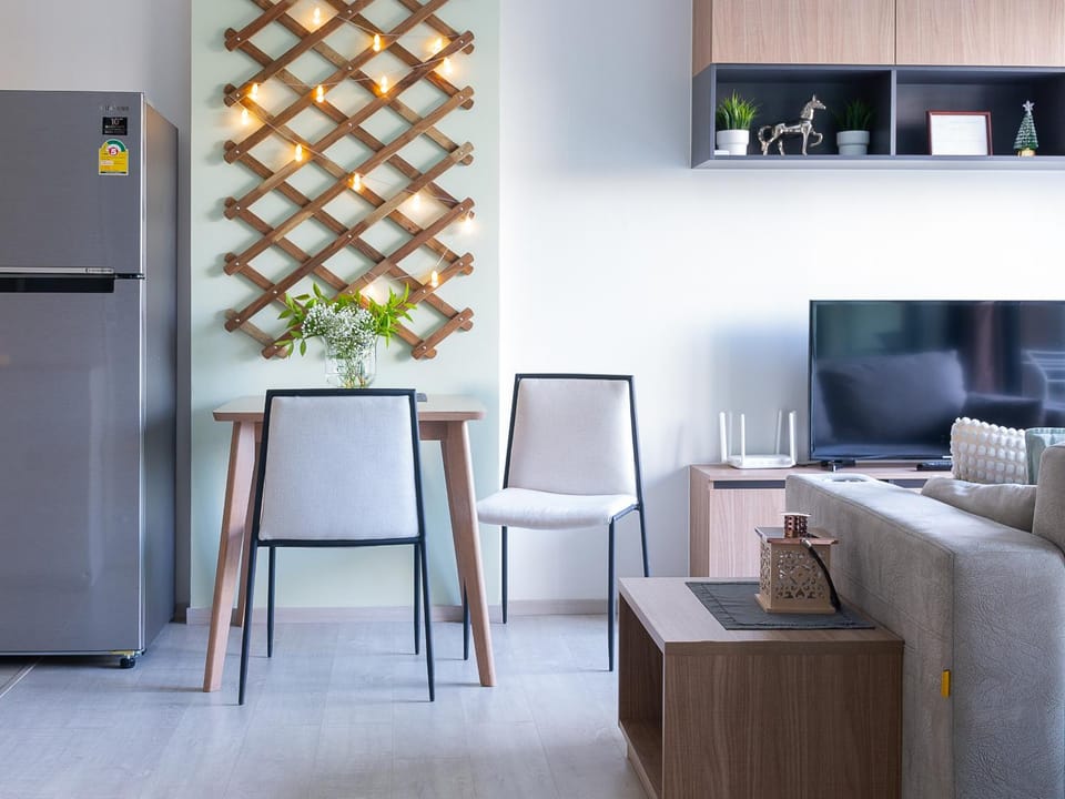 TV and multimedia, Living room, Seating area, Dining area