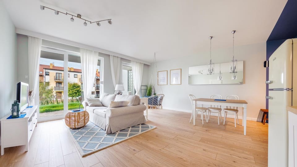 TV and multimedia, Kitchen or kitchenette, Living room, Seating area, Dining area