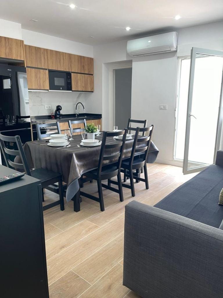 Kitchen or kitchenette, Living room, Dining area, oven
