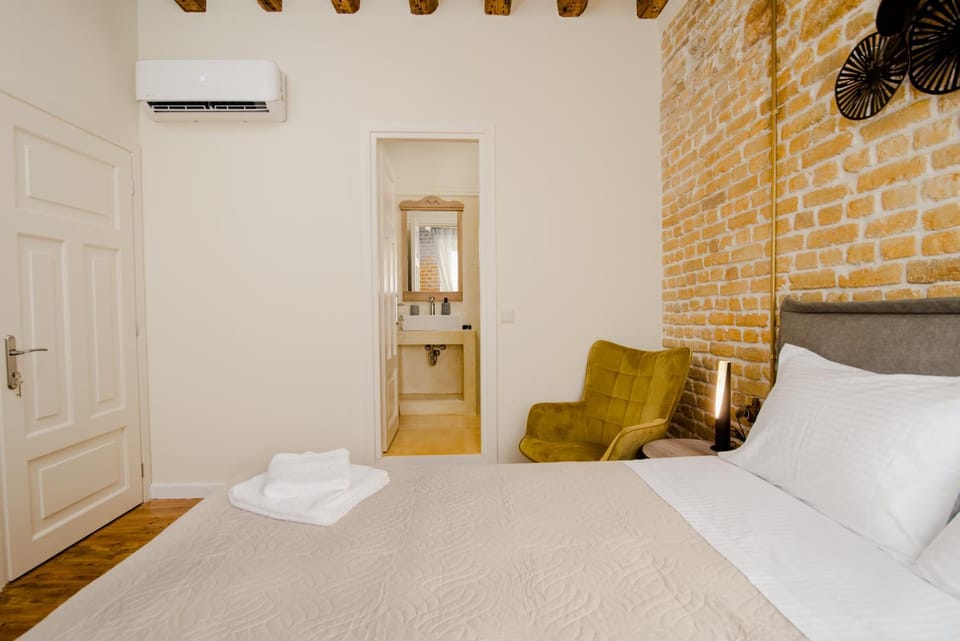 Bed, Bedroom, towels, air conditioner