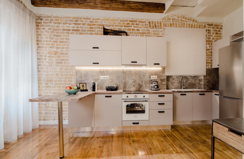 Coffee/tea facilities, Kitchen or kitchenette, minibar, oven, stove, toaster