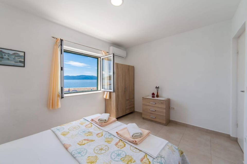 Photo of the whole room, Bedroom, Sea view