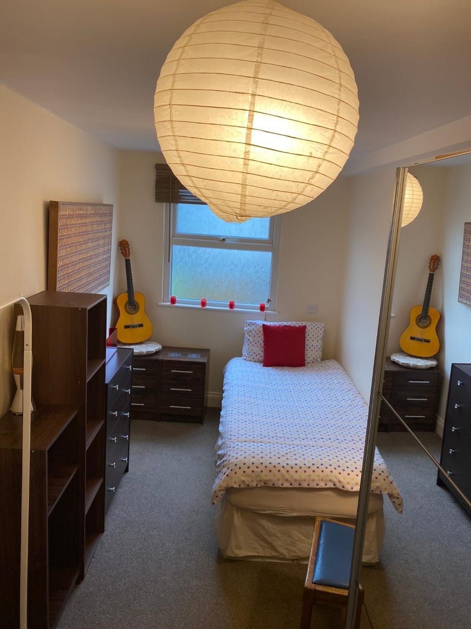 35 mins to central London. 3 bedrooms. 2 bathrooms with garden House in London