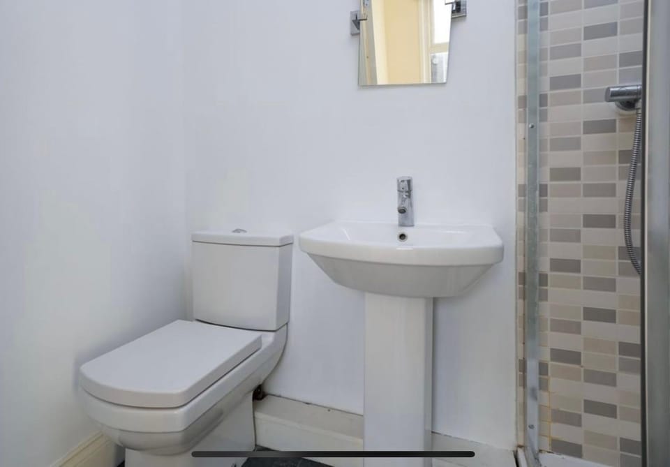 35 mins to central London. 3 bedrooms. 2 bathrooms with garden House in London