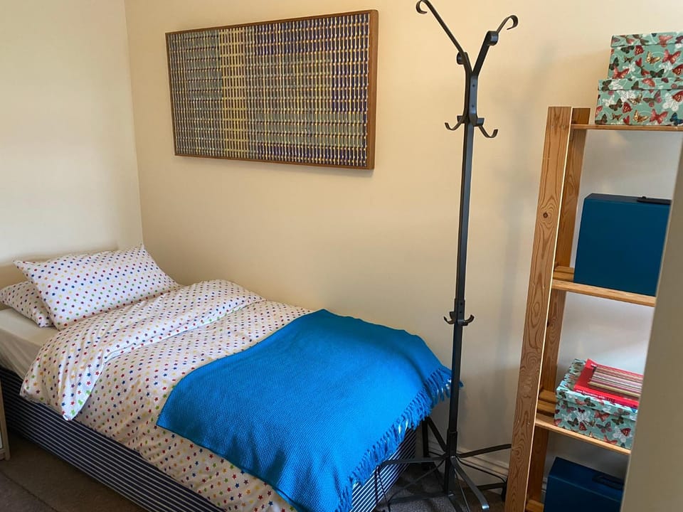 35 mins to central London. 3 bedrooms. 2 bathrooms with garden House in London