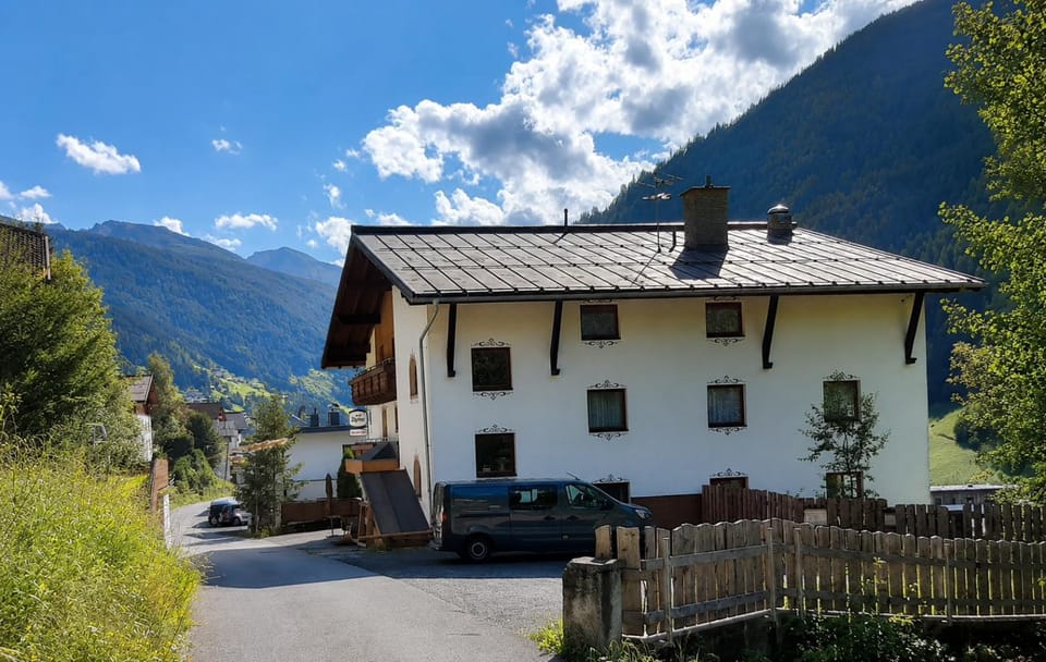 Property building, Neighbourhood, Mountain view, Parking