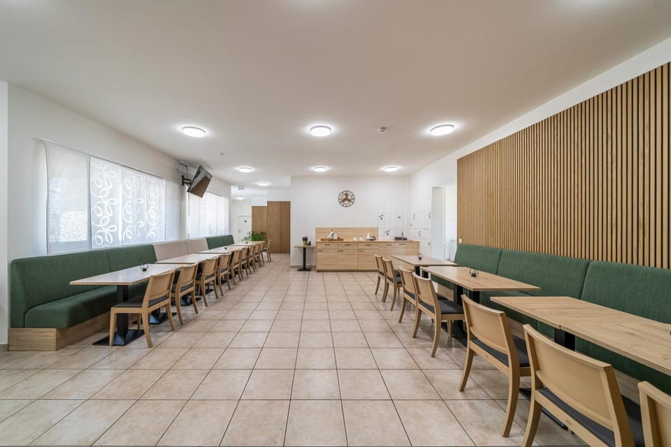 Restaurant/places to eat, Business facilities, Banquet/Function facilities, Seating area, Food