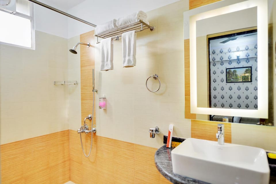 Shower, Toilet, Bathroom, towels