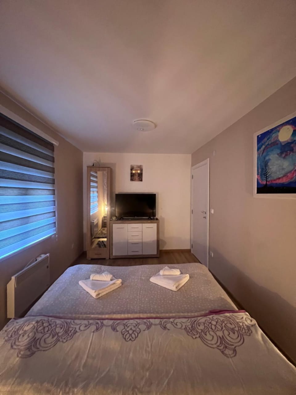 Bed, TV and multimedia, Photo of the whole room, Bedroom, towels