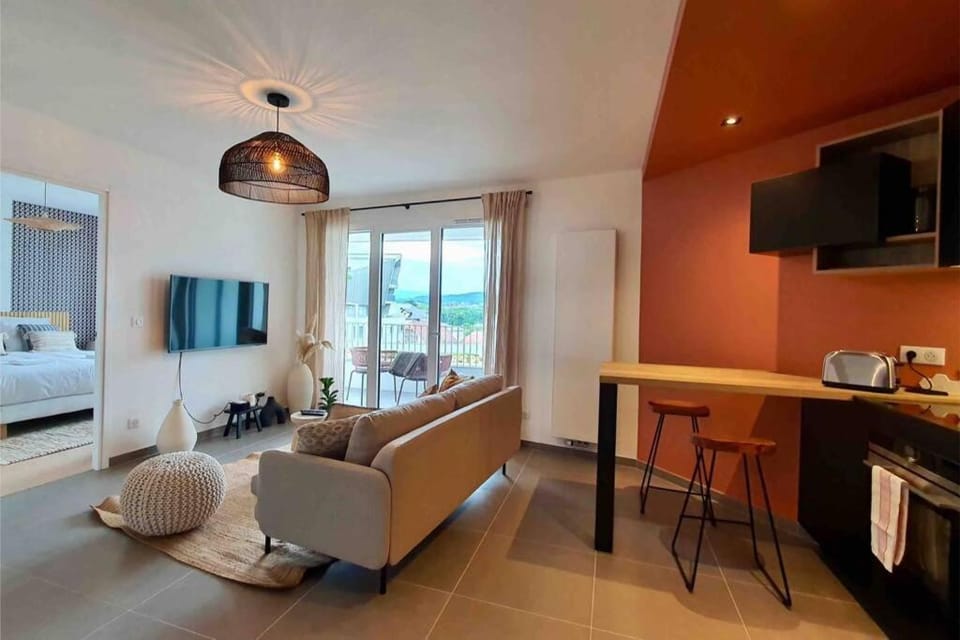 Le Bohème Beau T2 vue lac & montagnes + garage Apartment in Annecy