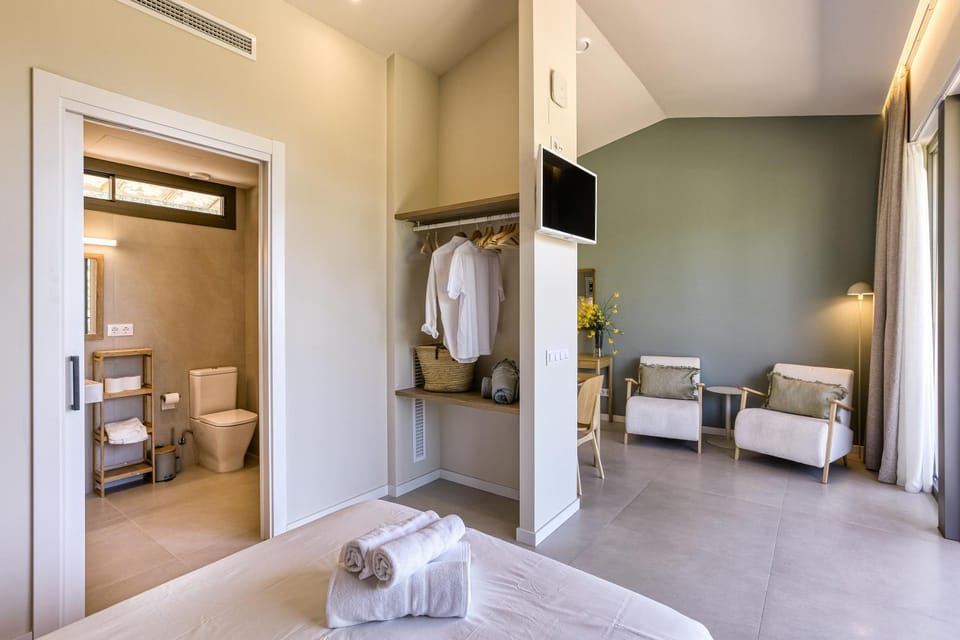 Toilet, Bed, Photo of the whole room, Bedroom, towels