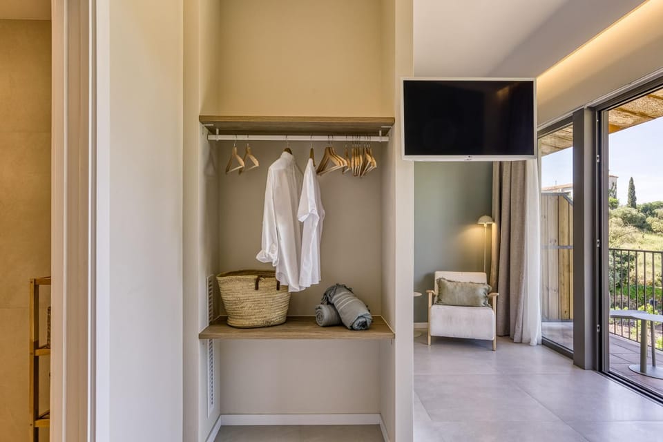 TV and multimedia, Photo of the whole room, Seating area, Bedroom, wardrobe