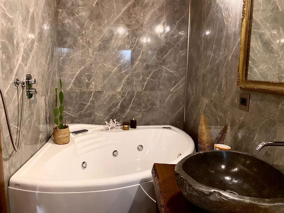 Hot Tub, Bathroom