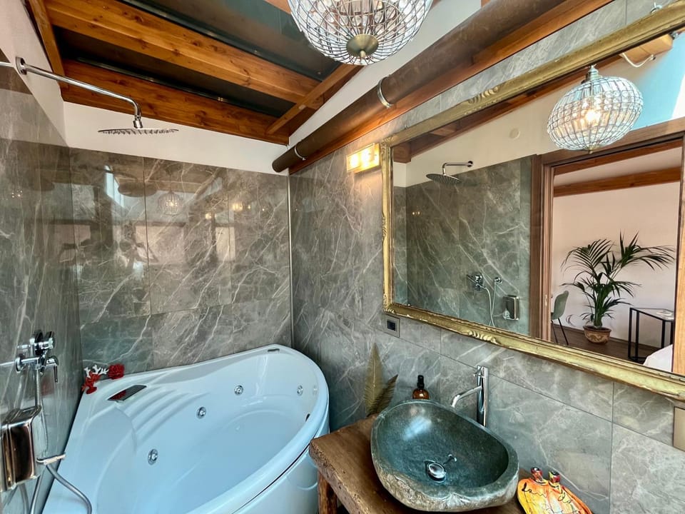 Hot Tub, Bathroom