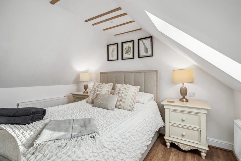 Bed, Living room, Photo of the whole room, Seating area, Bedroom