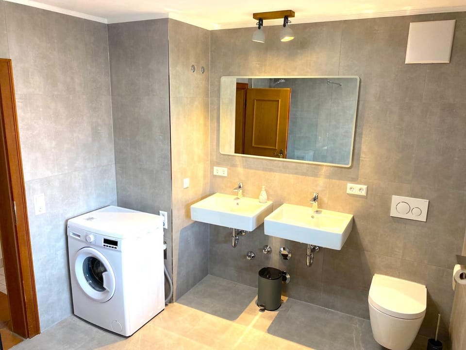 Großzügige Ferienwohnung am Tegernsee mit Südbalkon und Wallbergblick Apartment in Tegernsee