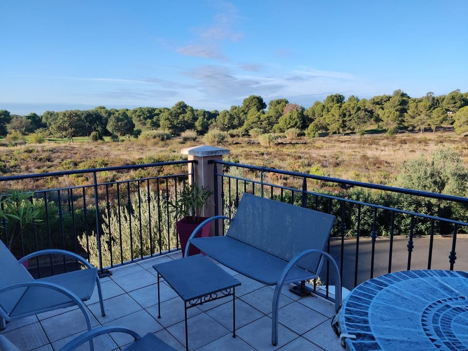 Cosy et Équipé Idéal Couples et Vacances Golf Apartment in Béziers