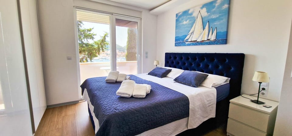 Bed, Bedroom, Sea view, wardrobe