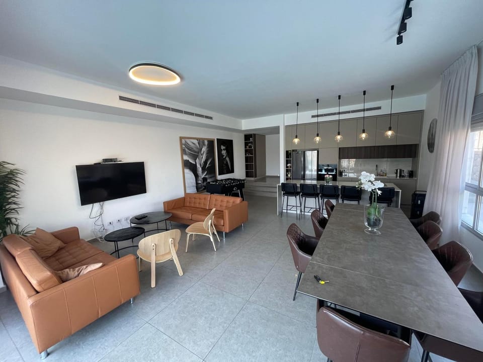 TV and multimedia, Kitchen or kitchenette, Living room, Seating area, Dining area