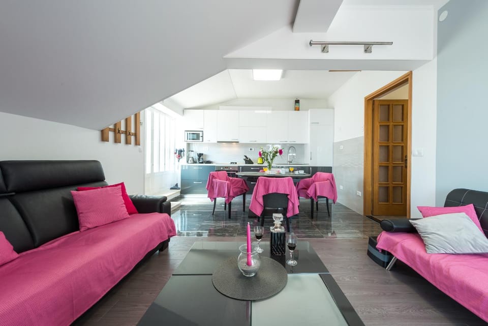 Kitchen or kitchenette, Living room, Seating area, Dining area