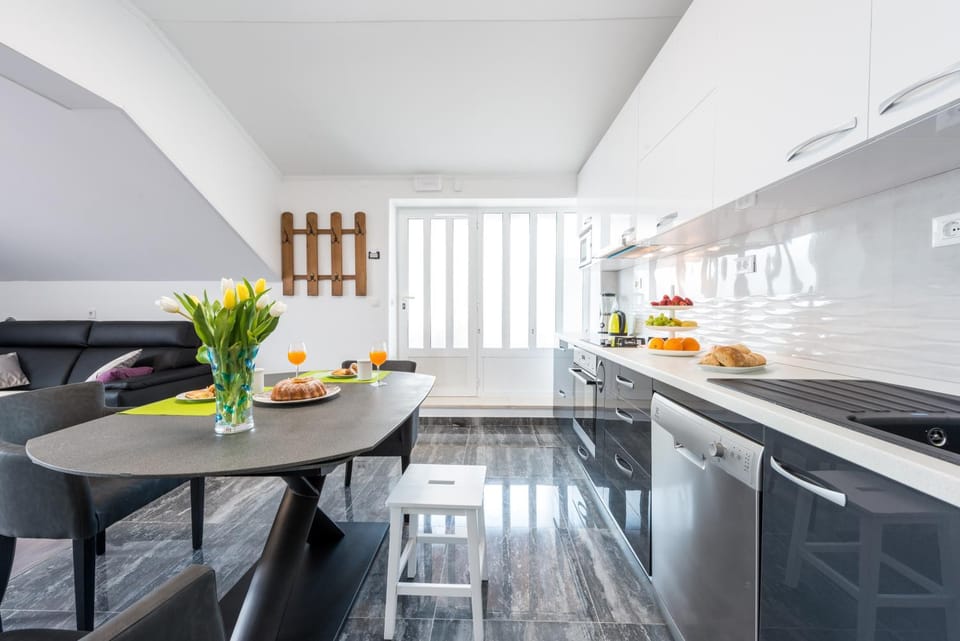 Kitchen or kitchenette, Food and drinks, Dining area, Food, oven