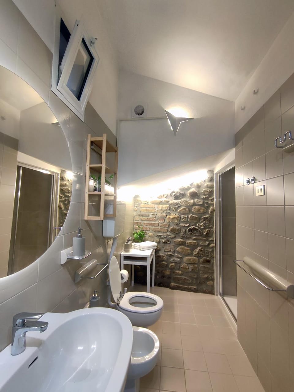 Shower, Toilet, Bathroom, Photo of the whole room, bidet, hair dryier, towels