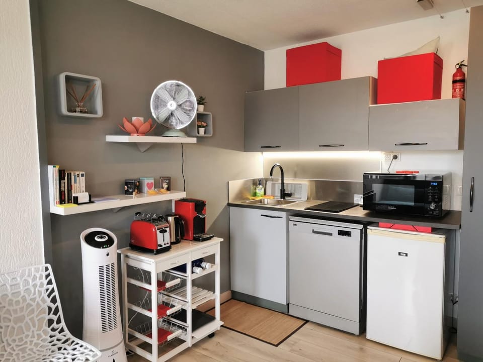 Kitchen or kitchenette