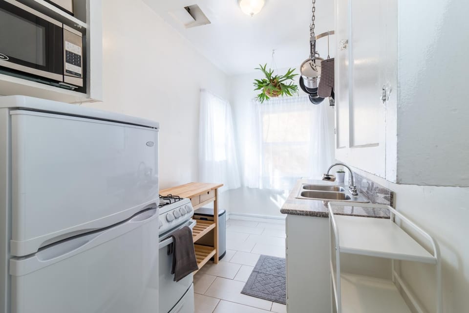 Sunny Boho Chic West Hollywood Flat! Apartment in West Hollywood