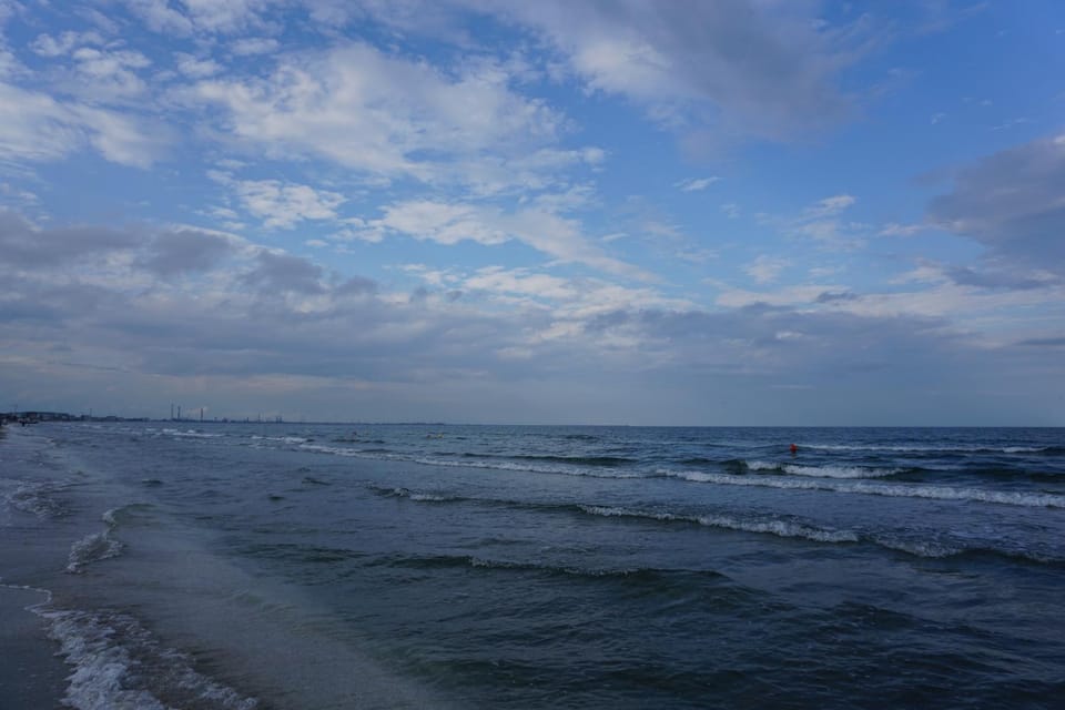Your Escape to the Lake and Beach Apartment in Constanta