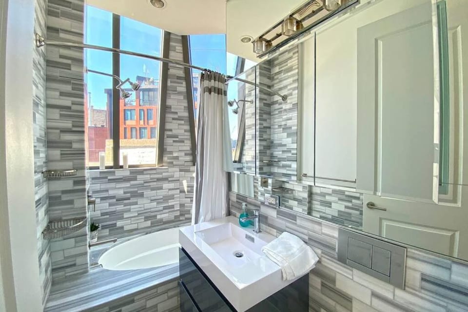 Beautiful 3 Bdrm 2 Bath Private Luxury Townhouse! Apartment in West Village