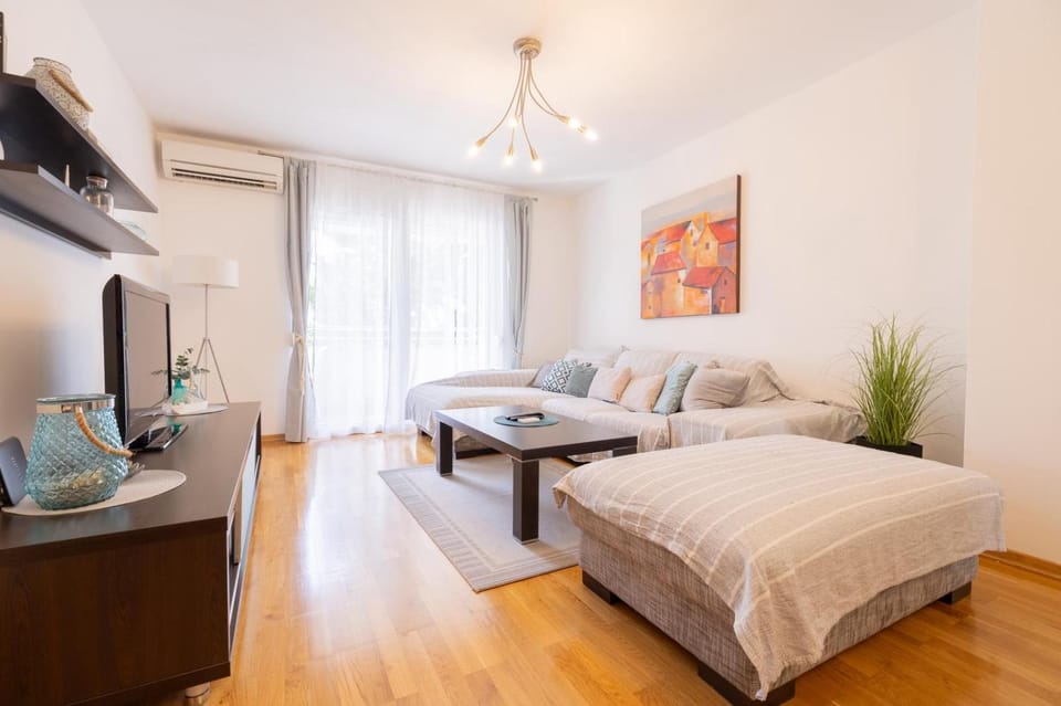 TV and multimedia, Living room, Seating area, air conditioner