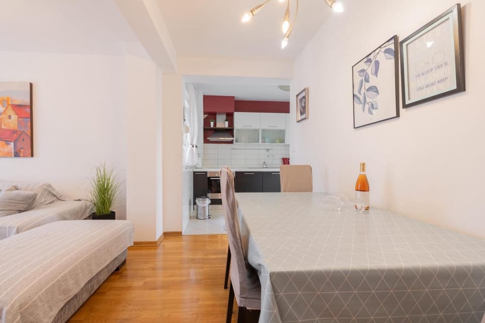 Kitchen or kitchenette, Seating area, Dining area