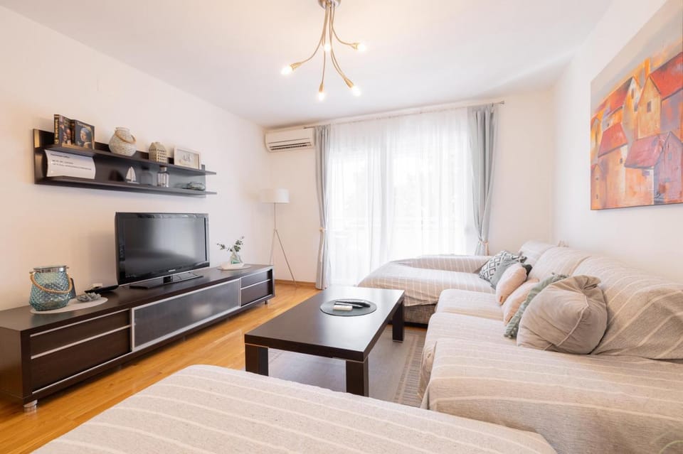 Communal lounge/ TV room, TV and multimedia, Living room, Seating area