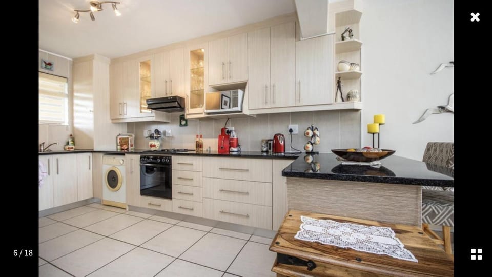 Coffee/tea facilities, Kitchen or kitchenette, oven, stove, washing machine