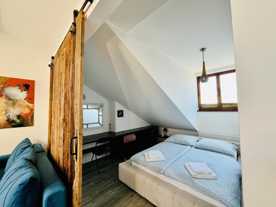 Bedroom, towels
