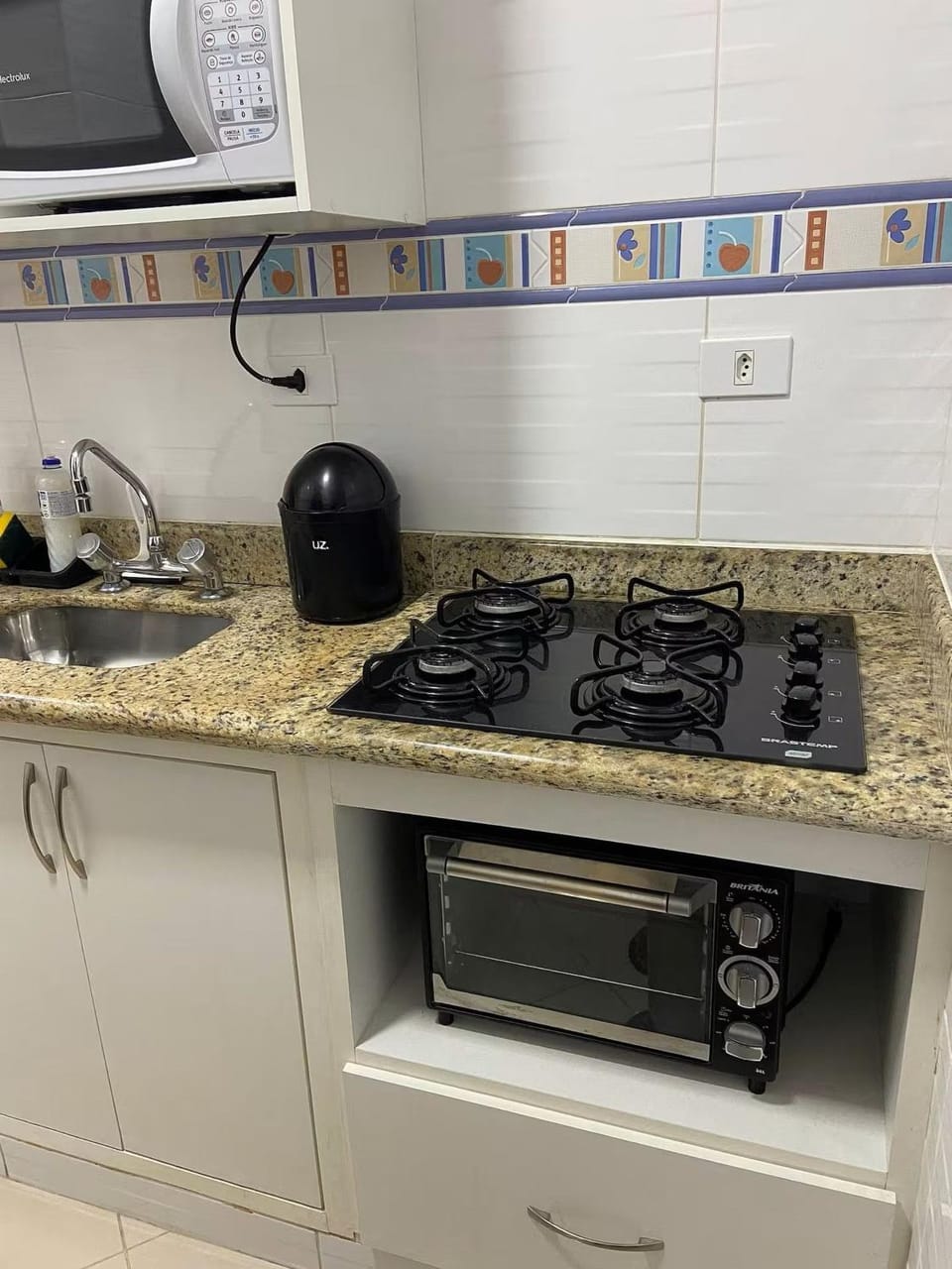 Coffee/tea facilities, Kitchen or kitchenette, microwave, stove