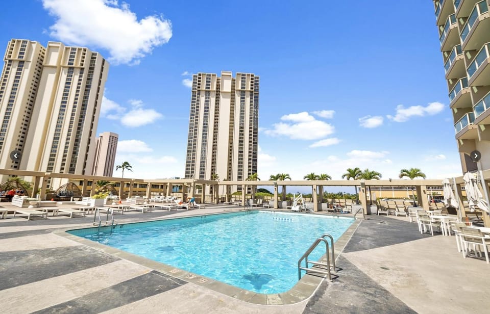 City view, Pool view, Swimming pool, sunbed