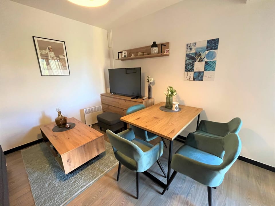 TV and multimedia, Living room, Seating area, Dining area
