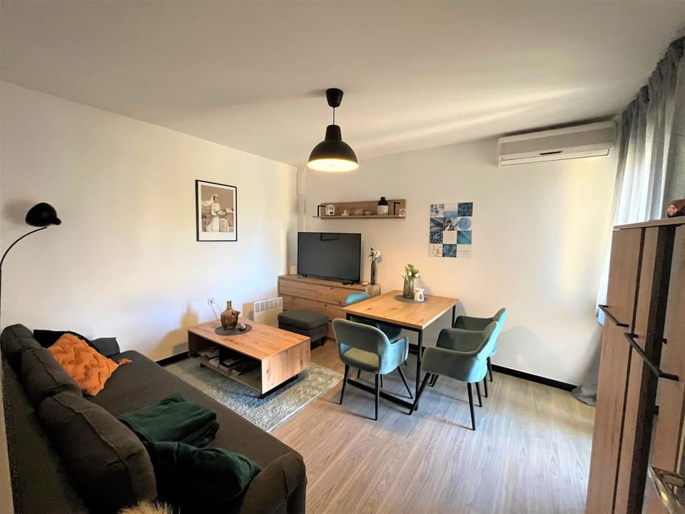TV and multimedia, Living room, Dining area