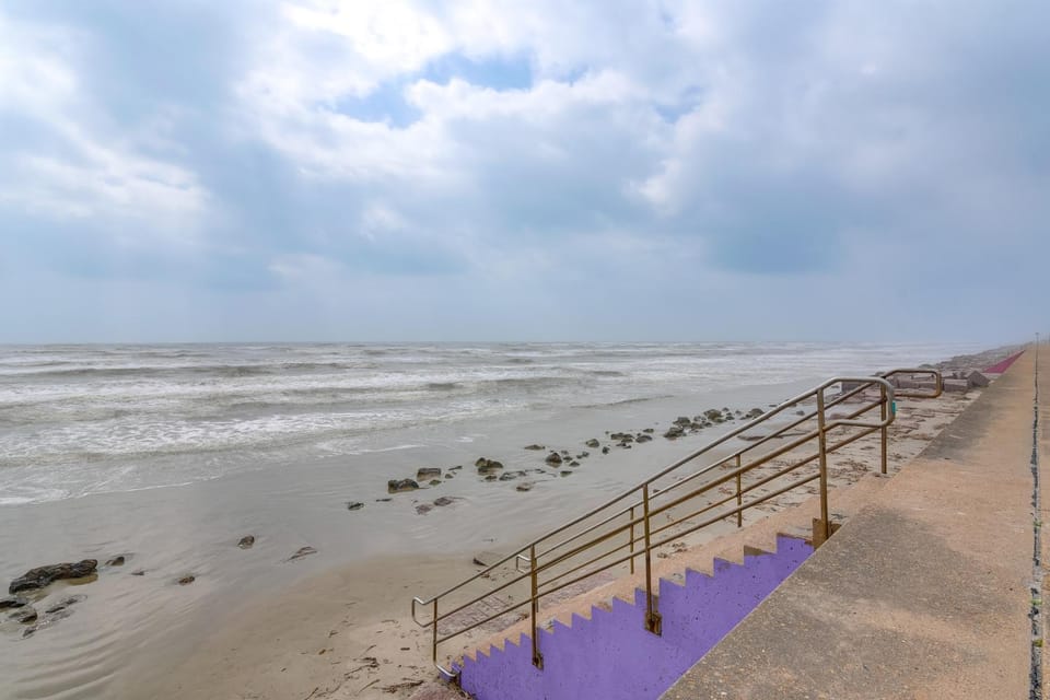 Pool View & Beachside Relaxation: Galveston Condo! House in Galveston Island