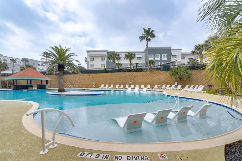 Pool View & Beachside Relaxation: Galveston Condo! House in Galveston Island