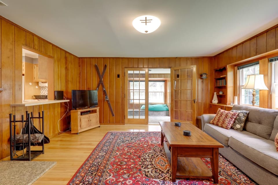 Franconia Escape on Half Acre w/ Fire Pit & Deck! House in Franconia
