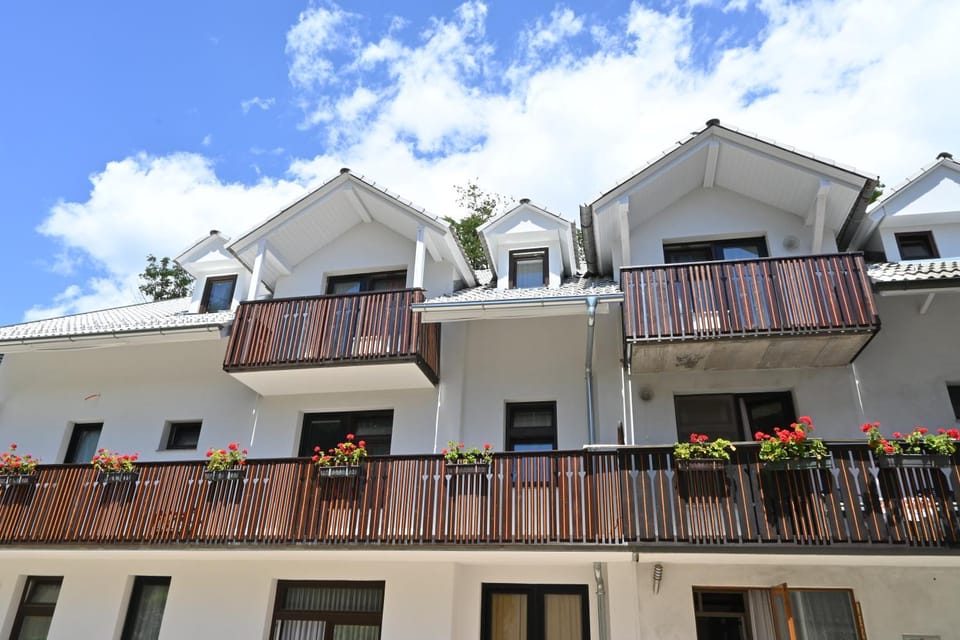 Property building, Day, Balcony/Terrace