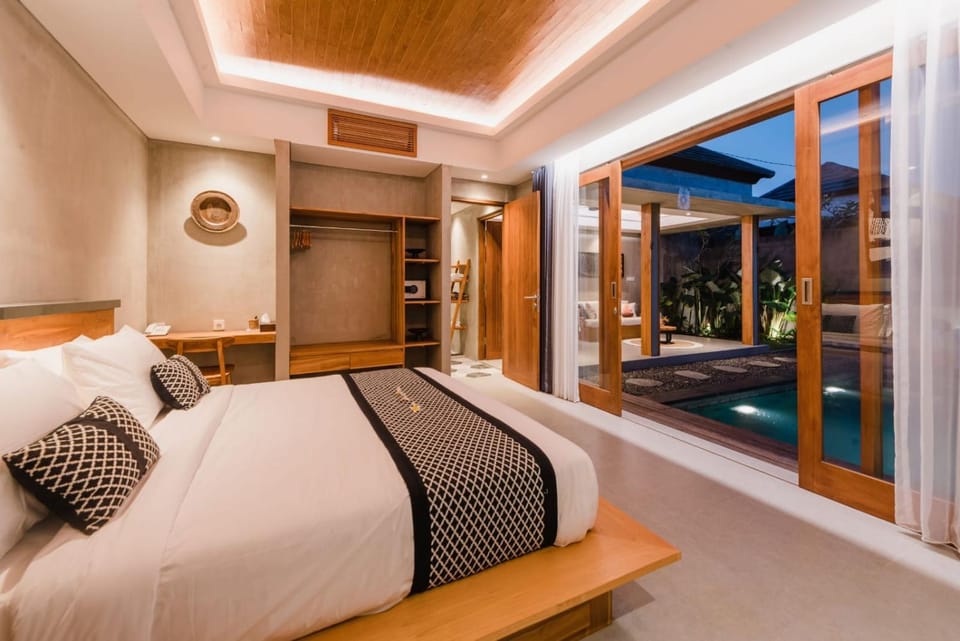 Photo of the whole room, Swimming pool